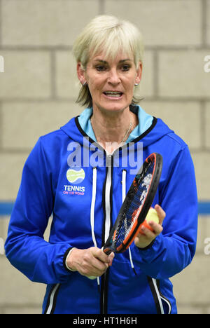 Judy Murray comme elle favorise les filles au tennis à St George&Otilde;s School for Girls, Édimbourg, dans le cadre du tennis mondial 24. Banque D'Images