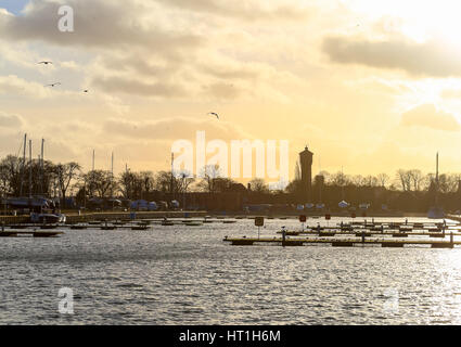 La marina de Swinoujscie, Pologne, au coucher du soleil. Banque D'Images