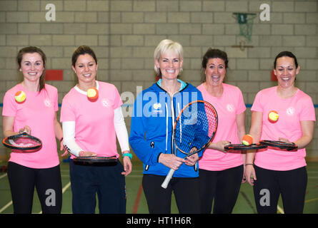 Judy Murray avec son équipe des entraîneurs comme elle favorise les filles au tennis à St George&Otilde;s School for Girls, Édimbourg, dans le cadre du tennis mondial 24. Banque D'Images