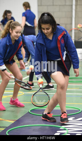 Les élèves qui pratiquent comme Judy Murray font la promotion du tennis pour filles à l'école St George's School for Girls, à Édimbourg, dans le cadre de la Journée mondiale du tennis. Banque D'Images