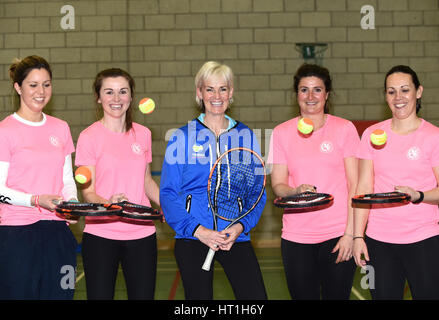 Judy Murray avec son équipe des entraîneurs comme elle favorise les filles au tennis à St George&Otilde;s School for Girls, Édimbourg, dans le cadre du tennis mondial 24. Banque D'Images