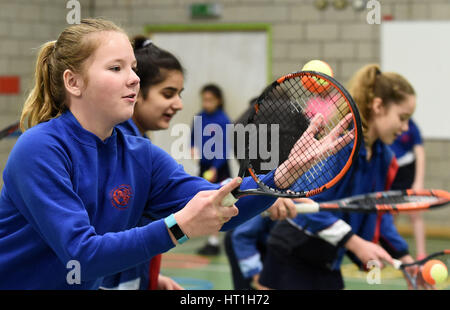 Les élèves pratiquant comme Judy Murray encourage les filles au tennis à St George&Otilde;s School for Girls, Édimbourg, dans le cadre du tennis mondial 24. Banque D'Images