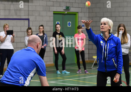 Judy Murray fait la promotion du tennis féminin à l'école St Georges pour filles d'Édimbourg, dans le cadre de la Journée mondiale du tennis. Banque D'Images