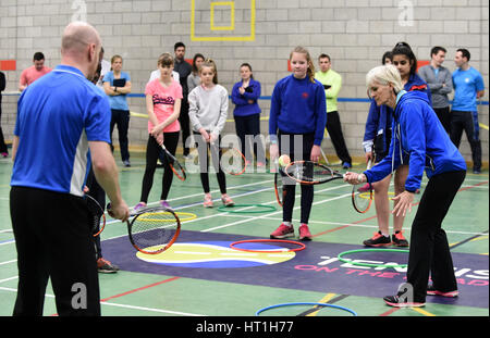 Judy Murray fait la promotion du tennis pour filles à l'école St George's School for Girls, à Édimbourg, dans le cadre de la Journée mondiale du tennis. Banque D'Images