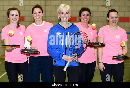 Judy Murray avec son équipe d'entraîneurs et elle fait la promotion du tennis pour filles à l'école St George's School for Girls, à Édimbourg, dans le cadre de la Journée mondiale du tennis. Banque D'Images