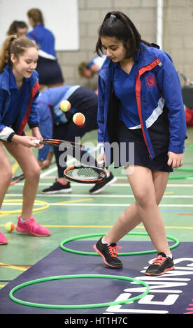 Les élèves pratiquant comme Judy Murray encourage les filles au tennis à St George&Otilde;s School for Girls, Édimbourg, dans le cadre du tennis mondial 24. Banque D'Images