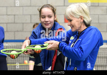 Judy Murray comme elle favorise les filles au tennis à St George&Otilde;s School for Girls, Édimbourg, dans le cadre du tennis mondial 24. Banque D'Images