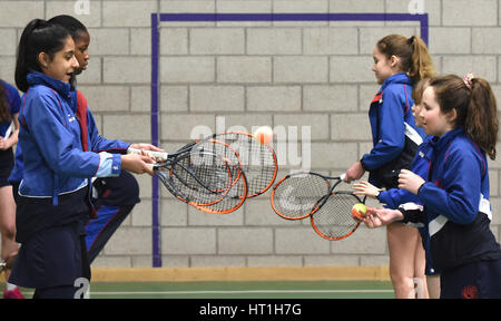 Les élèves pratiquant comme Judy Murray encourage les filles au tennis à St George&Otilde;s School for Girls, Édimbourg, dans le cadre du tennis mondial 24. Banque D'Images