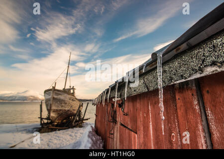 Les glaçons et vieille épave bateau, par le lac en hiver. La Norvège Banque D'Images