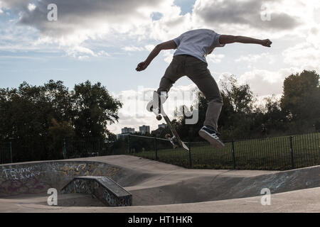 Saut à la patineuse de patinage à Londres au sol Banque D'Images