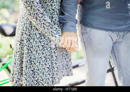 Joli couple holding hands ensemble. Close up shot Banque D'Images