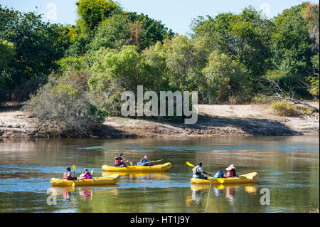 Les touristes ont vu du rafting sur la rivière Zambèze au Zimbabwe. Banque D'Images