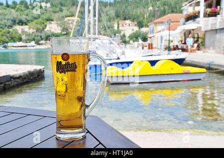 Un verre de bière Mythos se dresse sur une table à Lakka Harbour sur l'île grecque de Paxos. La célèbre bière grecque a d'abord été lancé en 1997. Banque D'Images