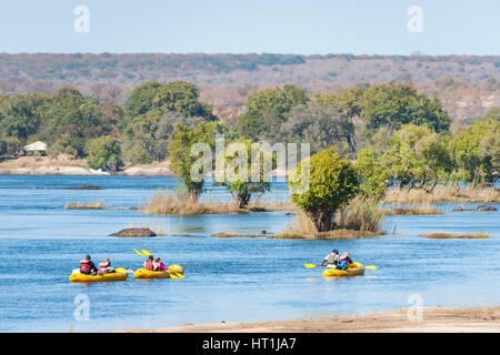 Les touristes ont vu du rafting sur la rivière Zambèze au Zimbabwe. Banque D'Images