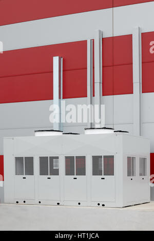 Condenseurs de climatisation industrielle module extérieur sur le toit d'un bâtiment Banque D'Images