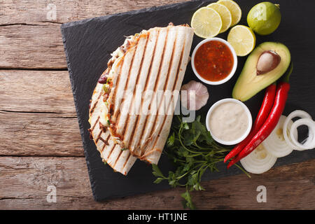 La nourriture mexicaine : Quesadillas au boeuf, haricots, d'avocat et de fromage sur la table horizontale vue du dessus. Banque D'Images