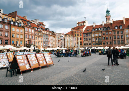 Varsovie, Pologne. Peintures et photos art en vente sur la place du marché de la vieille ville. Banque D'Images