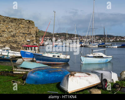 Vue du quai à Conwy Deganwy sur l'autre rive à travers la location des yachts et bateaux à rames tournée vers le nord du Pays de Galles UK Banque D'Images