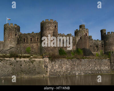 Château de Conwy dans le Nord du Pays de Galles impressionnant encore préservé de l'estuaire du 13ème siècle avec vue panoramique sur la forteresse de rempart construit par Edward 1 1283 - 1289 amende exampl Banque D'Images