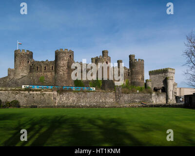 Vue sur le Château de Conwy Bowling Green North Wales préservés de manière impressionnante 13e siècle la forteresse de l'estuaire des remparts pittoresques vues construit par Edward 1 Banque D'Images