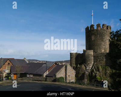 Entrée de Edward 1 château impressionnant et une boutique de cadeaux dans la ville médiévale de Conwy dans le Nord du Pays de Galles Banque D'Images