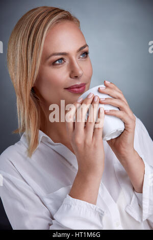 Bon à la femme avec tasse de café Banque D'Images