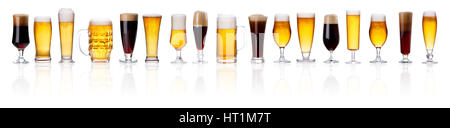 Ensemble de différents types de bière avec de la mousse dans les verres isolé sur fond blanc Banque D'Images