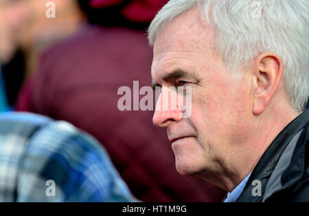 John McDonnell MP (Travail : Glasgow) le poste avant de parler à la notre, la place du Parlement mars NHS, 4e mars 2017 Banque D'Images