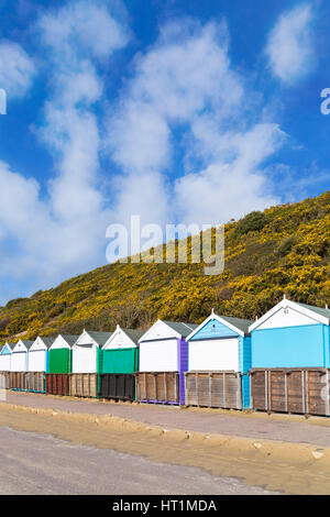 Cabines de plage au milieu de la promenade le long de Chine à Bournemouth, Dorset, UK en Mars Banque D'Images