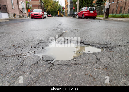 Grandes cuvettes profondes à Montréal, rue Canada. Banque D'Images