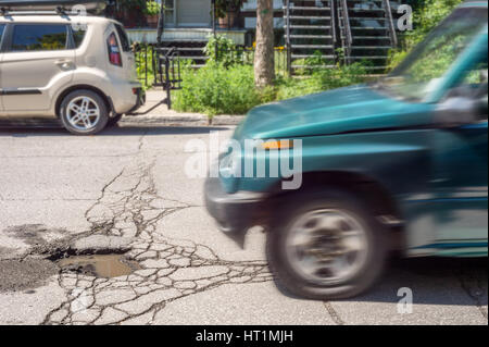 Grandes cuvettes profondes avec l'approche de voiture à Montréal, rue Canada. Banque D'Images