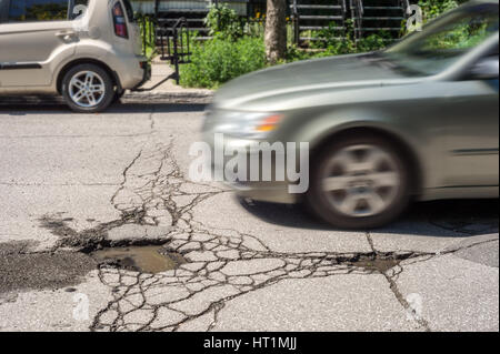 Grandes cuvettes profondes avec l'approche de voiture à Montréal, rue Canada. Banque D'Images