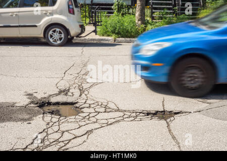 Grandes cuvettes profondes avec l'approche de voiture à Montréal, rue Canada. Banque D'Images