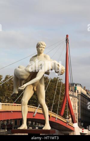 Le poids d'une sculpture de soi par Michael Elmgreen et Ingar Dragset dans l'avant du Pont du Palais de Justice de Lyon, France Banque D'Images