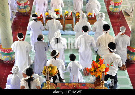 MY Tho, Vietnam - 16 février : cérémonie religieuse dans un Temple Cao Dai. Le nombre estimatif de nouveaux adeptes de la religion Cao Dai au Vietnam sont de 2 à 3 Banque D'Images