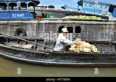 Can Tho - FEB 17 : vendeur de fruits non identifiés au marché flottant. Avec des centaines de bateaux, Cai Rang est le plus grand marché flottant du Mékong dans le delt Banque D'Images