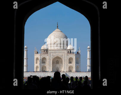 Taj Mahal vue par grille d'entrée et silhouette de personnes en passant par le portail d'entrée à complexe Taj Mahal à Agra, en Inde. Banque D'Images