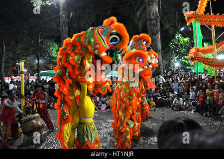 HO CHI MINH, VIETNAM - 15 février : Un groupe de garçons non identifiés avec leur danse dragons colorés pendant la fête du Nouvel An lunaire du Têt en Février Banque D'Images