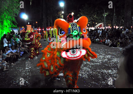 HO CHI MINH, VIETNAM - 15 février : Un groupe de garçons non identifiés avec leur danse dragons colorés pendant la fête du Nouvel An lunaire du Têt en Février Banque D'Images