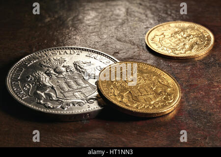 Hambourg l'argent et des pièces d'or (Empire allemand) sur fond de bois rustique Banque D'Images