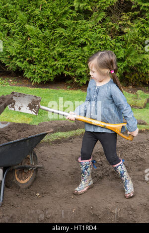 Jeune fille avec chat creuser l'étang de la faune dans le jardin Banque D'Images