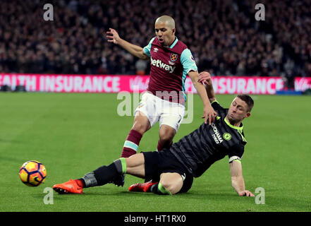 West Ham United's Sofiane Feghouli (à gauche) et Gary Cahill de Chelsea défi pour la balle au cours de la Premier League match au stade de Londres. Banque D'Images