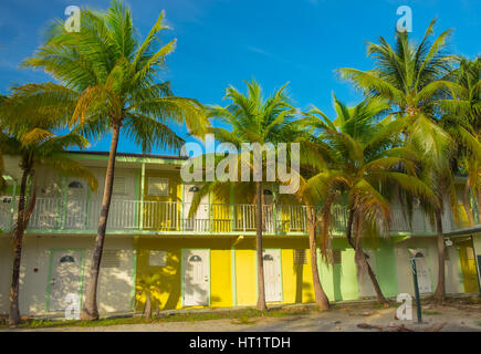 Grand Cayman, îles Caïmans, vacant deux étages de style Caraïbes colorées, à l'ombre des palmiers Banque D'Images