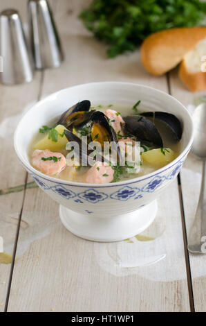 Des poissons et des moules soupe crémeuse Banque D'Images