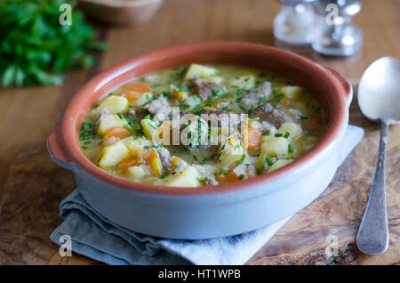 D'agneau, ragoût de pommes de terre et de légumes garni de Ciboulette et persil Banque D'Images