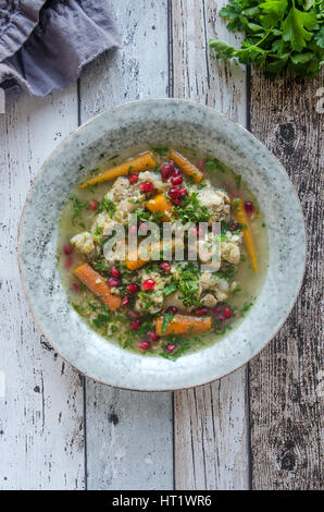 Carotte, panais et freekeh soupe au poulet avec pain rustique Banque D'Images