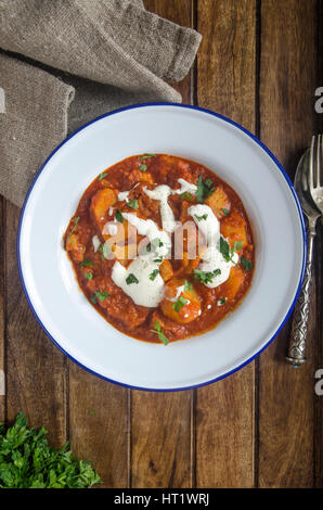 Goulasch de porc et le paprika avec la crème aigrie Banque D'Images