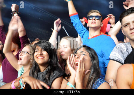 CLUJ NAPOCA, Roumanie - 30 juillet 2015 : foule joyeuse de jeunes s'amusant pendant un concert live au Festival indicibles dans la jeunesse européenne habitant Banque D'Images