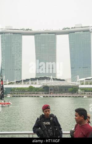 17.09.2016, Singapour, République de Singapour - un membre des forces spéciales de police patrouilles le long de Marina Bay pendant le week-end du Grand Prix de F1. Banque D'Images