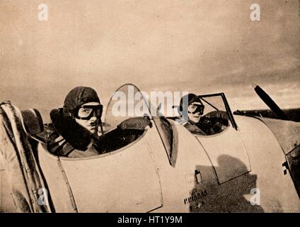 Débutant sur un vol d'instruction dans un Miles Magister. L'élève est dans le poste de pilotage arrière', 1940. Artiste : Inconnu Banque D'Images
